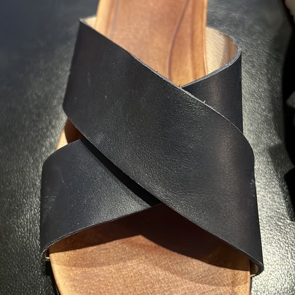 UGG Kari sandals, size 7.5 - Picture 7 of 7